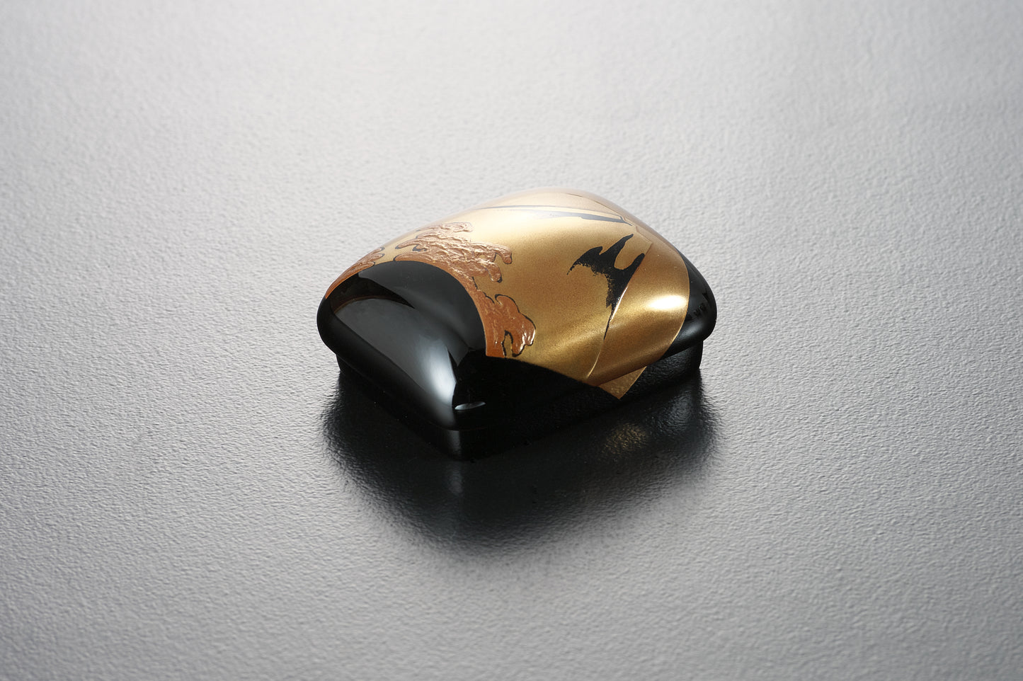 舟橋形扇面二富士蒔絵香合