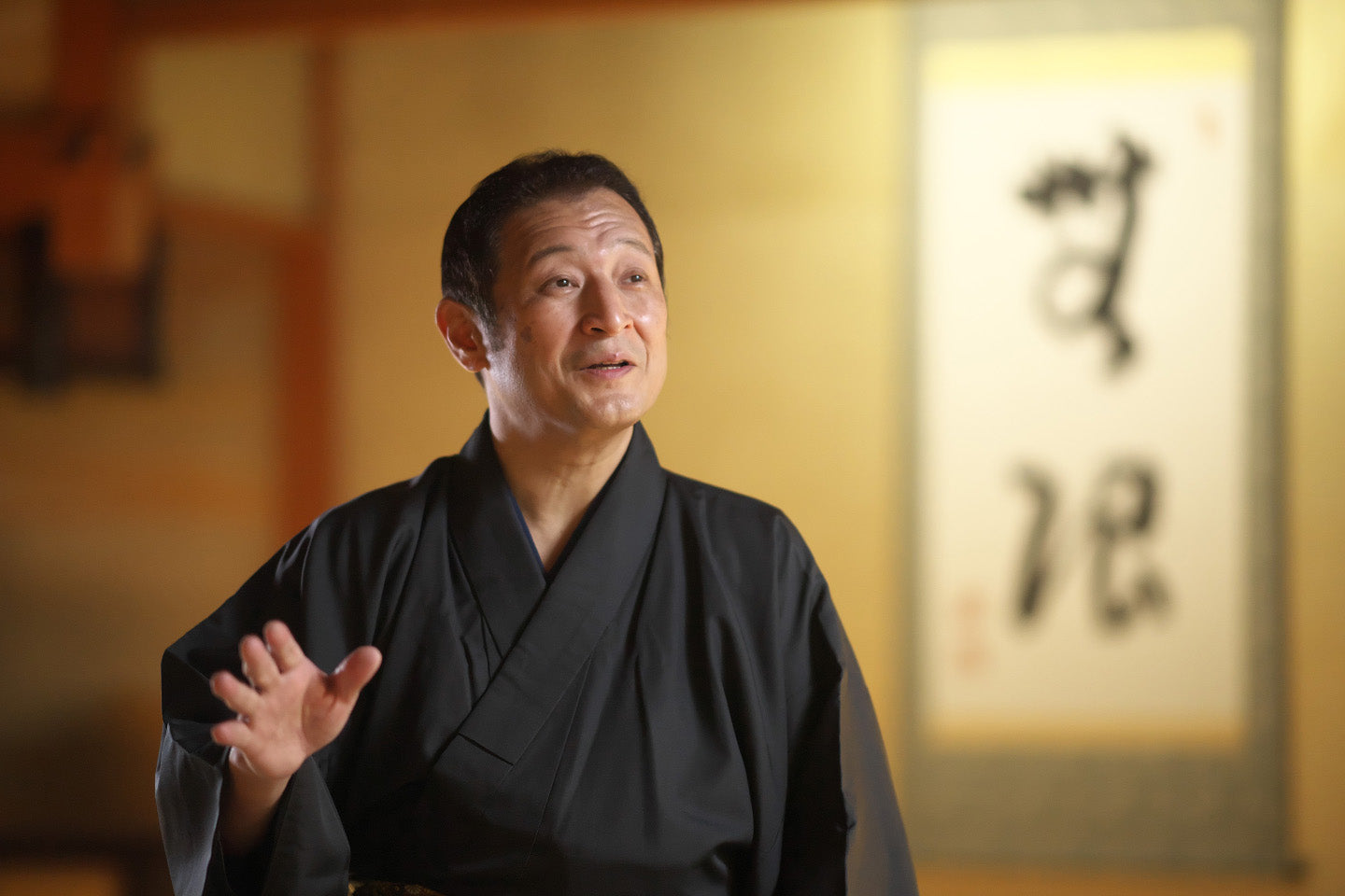 山中塗　塗師　前端峰春作　錆塗八角莨入　煙草入　共布共箱　V　R6369 山中塗 塗師 前端峰春作 錆塗八角莨入 煙草入 共布共箱 V R6369